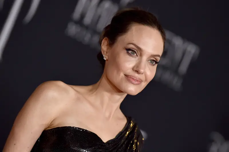 Angelina Jolie na premierze filmu &quot;Czarownica 2&quot; / Foto Axelle/Bauer-Griffin / Ofeminin