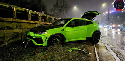 Spektakularna stłuczka w Warszawie. Toyota zderzyła się z wartym fortunę lamborghini