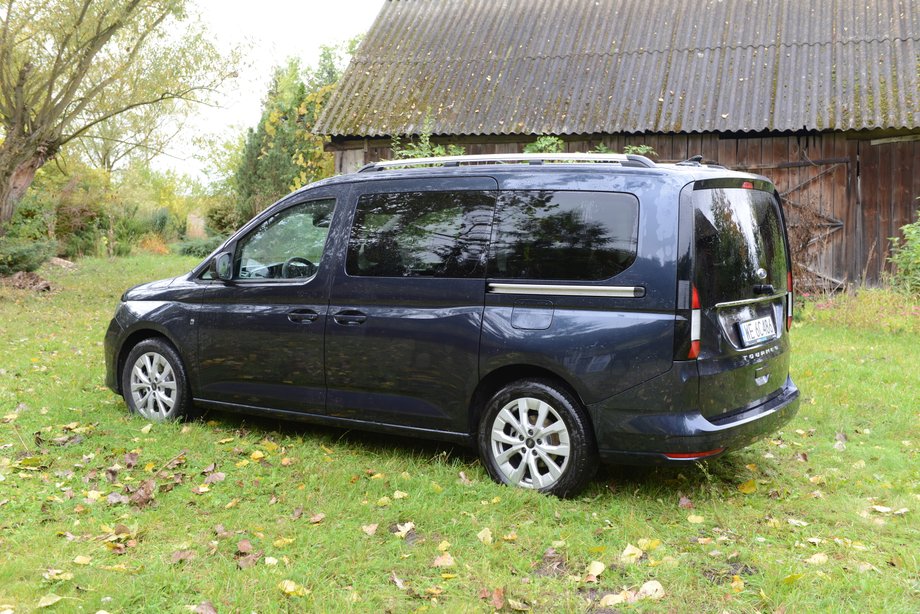 Ford Tourneo Connect 1.5 EcoBoost to auto z komfortowo ustawionym zawieszeniem, co zapewne spodoba się tym, którzy traktują ten model jak auto rodzinne.