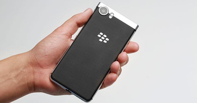 Przypominająca gumę, dobrze leżąca w dłoni tylna ścianka to rozwiązanie typowe dla modeli BlackBerry.