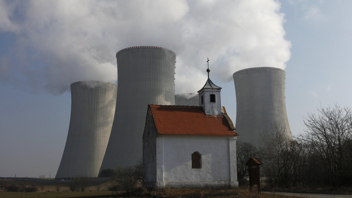 Czechy spierają się z Komisją Europejską i swoimi antynuklearnymi sąsiadami o przebudowę elektrowni atomowej. Jeśli nie dojdą do porozumienia, projekt zrealizuje rosyjski Rosatom, zwiększając w kolejnym unijnym kraju – po Finlandii i Węgrach – udział w energetyce jądrowej, pisze Nicholas Watson z POLITICO.