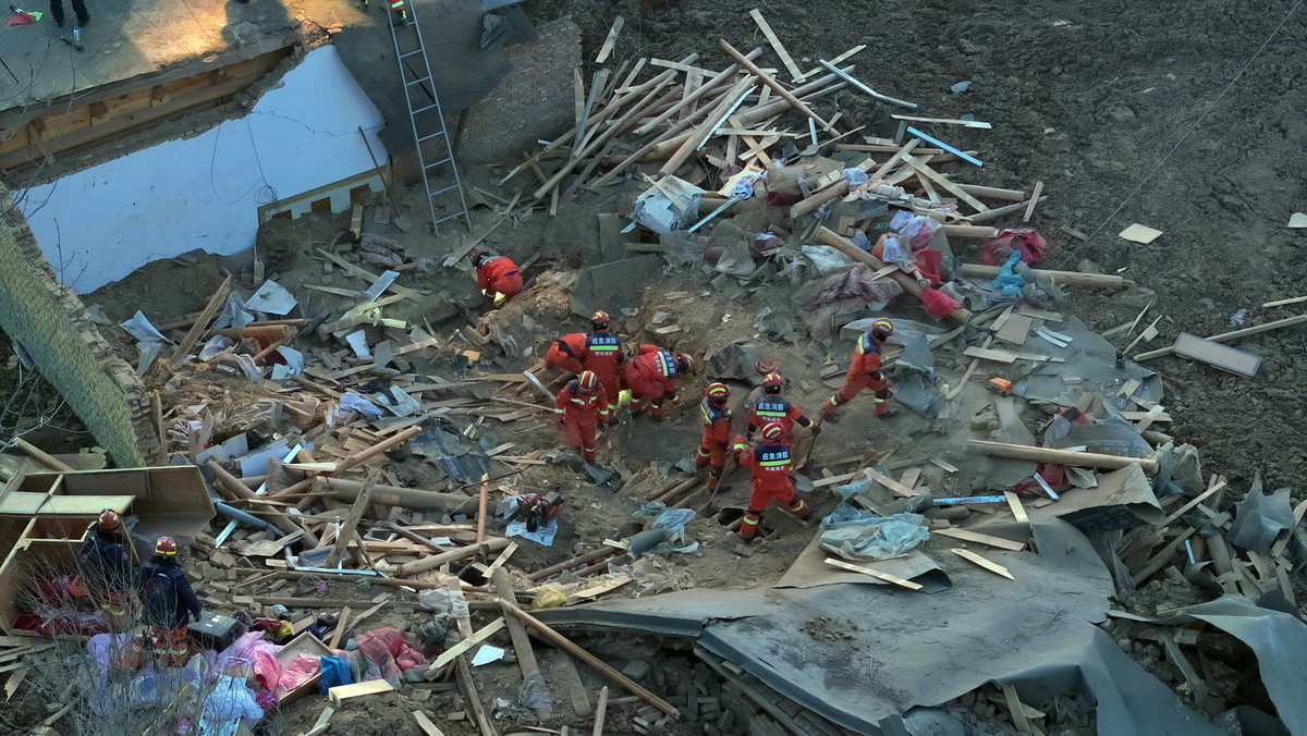 Ratownicy poszukują ocalałych z trzęsienia ziemi w Chinach 