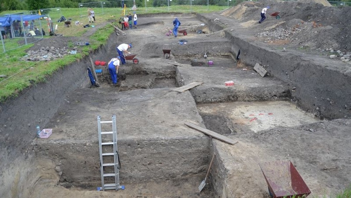 Archeolodzy na radomskiej Piotrówce nie próżnują. W ubiegłym tygodniu naukowcom udało się odnaleźć kilka interesujących artefaktów ze wczesnego średniowiecza. Prawdziwą zagadką pozostają skrzynie, które wykopano tuż przy wale grodu.