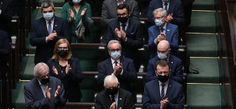 "Politycy PiS biegają do ministerstw. Proszą, by wydawać więcej wiz"