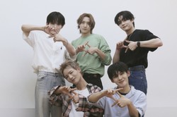 Niezwykły zespół k-popowy zadebiutował. Współtworzą go dwaj uciekinierzy z Korei Północnej