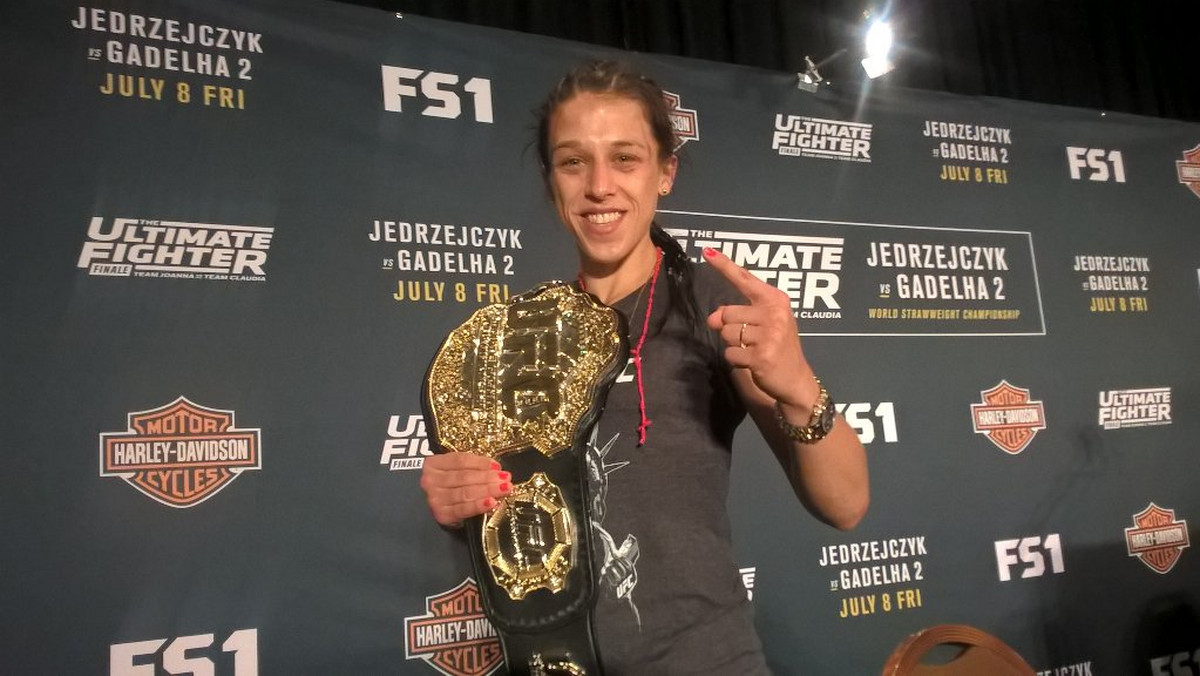 Po zwycięstwie Joanny Jędrzejczyk nad Karoliną Kowalkiewicz podczas gali UFC 205 w Madison Square Garden eksperci nie szczędzą mistrzyni pochwał. - Kontrolowała pojedynek. Kowalkiewicz spisała się bardzo dobrze, ale Jędrzejczyk wygrała zasłużenie - analizują dziennikarze.