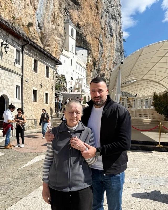 Vladimir Tomović sa majkom (Foto: Instagram)