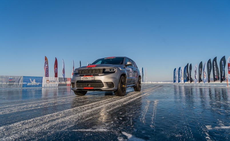 Przed wyścigiem z Grand Cherokee Trackhawk usunięto wszystkie niepotrzebne przedmioty i sprawdzono, czy poziom paliwa jest wystarczający