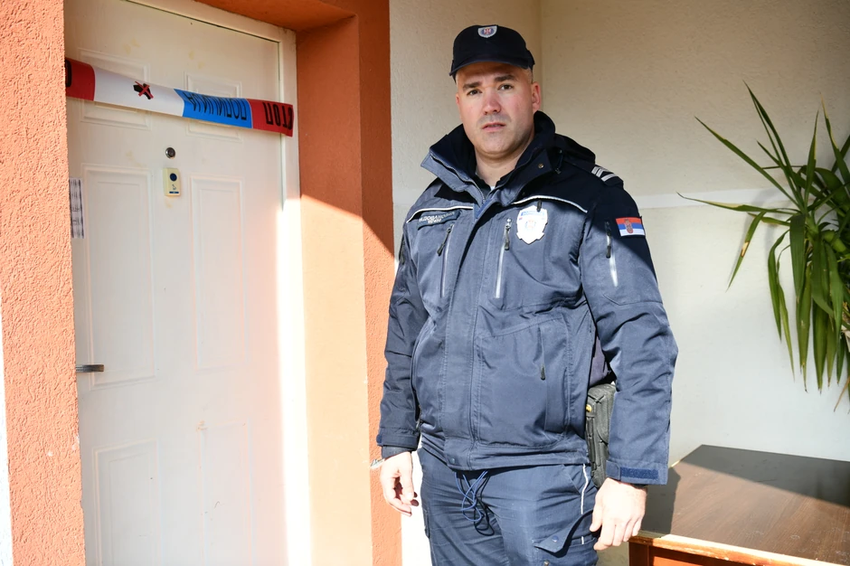 Hrabri policajac ispred ulaza u Dom za stare "Ivanović"