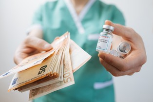 Dr Rajewski: płatne szczepienia przeciw COVID-19 to zły pomysł