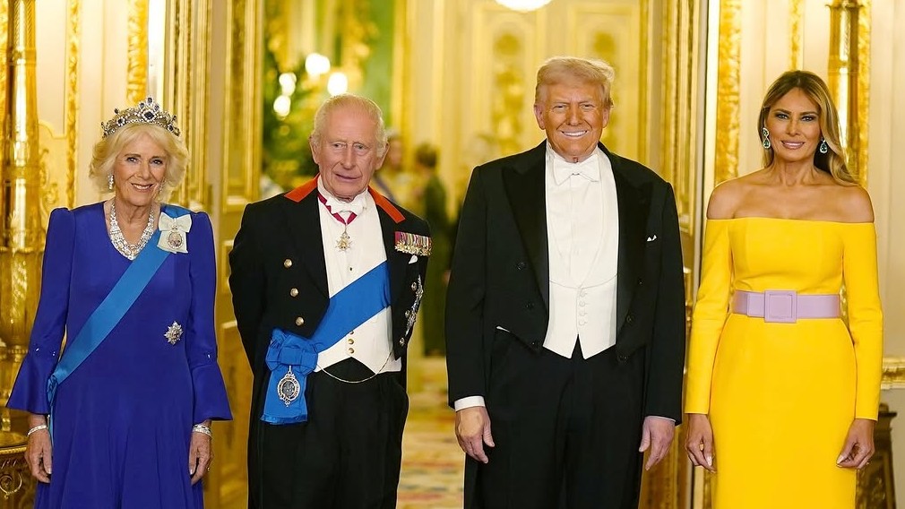 Kráľ Karol III. s manželkou Camillou a Donald Trump s manželkou Melaniou.
