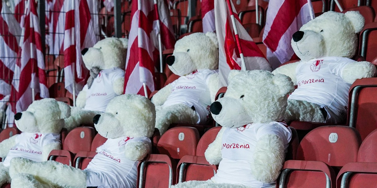 Pluszowe misie na trybunach stadionu Cracovii. 