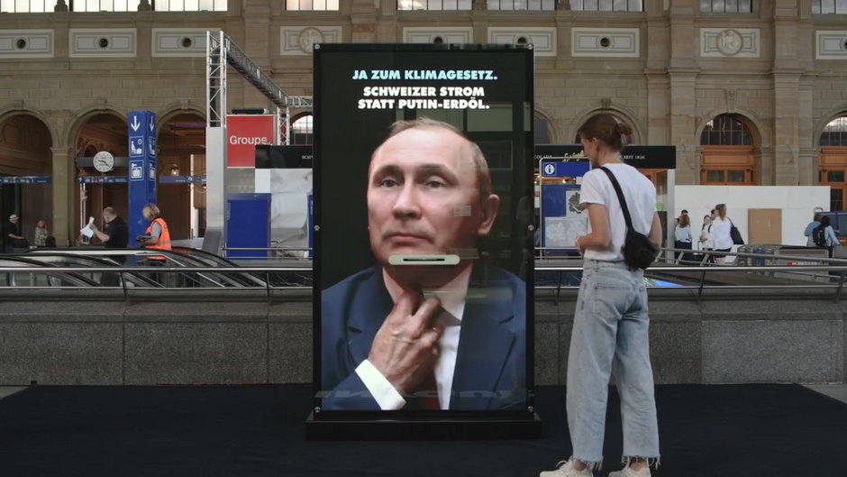 Urna do głosowania, która pozwala "udławić" Putina