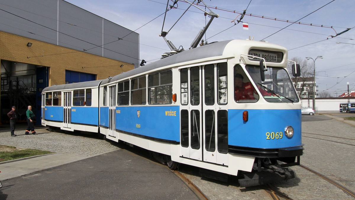 Po czterech latach wytężonej pracy miłośnikom wrocławskiej komunikacji miejskiej udało się przywrócić tramwaj 102Na do dawnej świetności. Za tydzień pojazd z 1972 roku odbędzie się pierwszy od czasu wycofania przejazd po Wrocławiu.