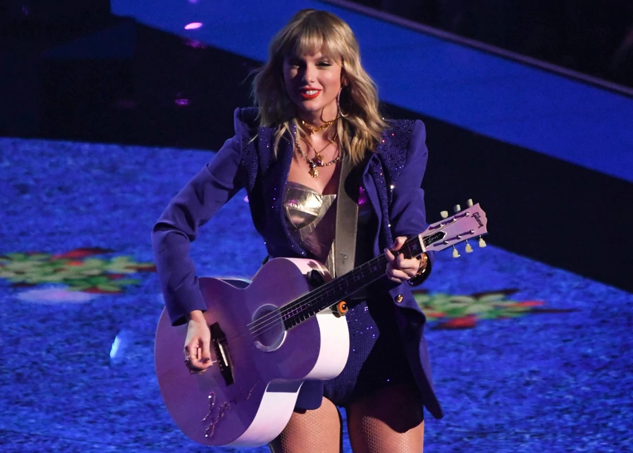 Występy na żywo przyniosły jej największe dochody, jednak po wybuchu pandemii koronawriusa, jak pozostali muzycy, 30-letnia Swift musiała odwołać wszystkie swoje trasy koncertowe w 2020 r.