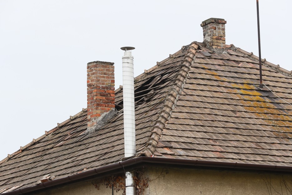 A detonáció a tetőt is megbontotta / Fotó: Fuszek Gábor 