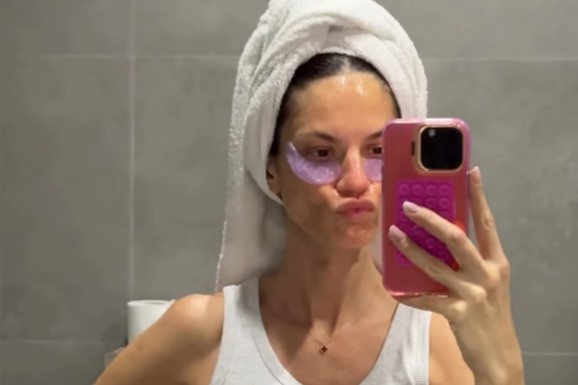 (FOTO) Danijela Dimitrovska BEZ BRUSHALTERA, snimila se u kupatilu i ovakvu je niste videli: Dole navukla preuski šorts, mreže se usijale