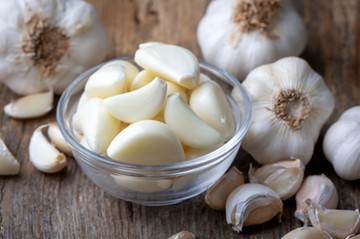 A fokhagyma prebiotikumai erősítik az immunrendszert és hozzájárulnak a bélrendszer természetes védelméhez.