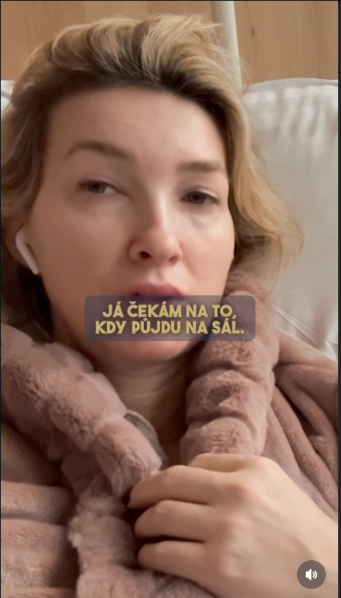 Česka modelka Dominika Mesarošová skončila po akupunktúre v nemocnici. 