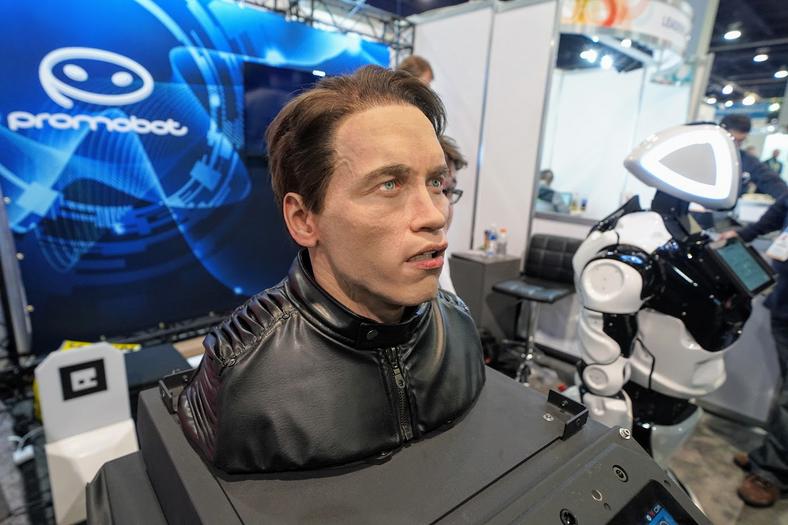 Gadająca głowa Terminatora na stoisku firmy Promobot na targach CES 2020, gdy spróbujesz jej dotknąć Arnold mówi "Don't touch me!" 