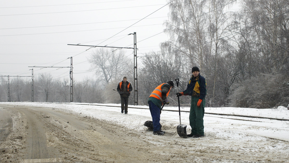 Zima sparaliżowała Polskę. Opady śniegu i marznącego deszczu w wielu miejscach w Polsce uszkodziły przewody elektryczne i stacje transformatorowe, pozostawiając tysiące mieszkańców bez prądu. Co jeszcze wydarzyło się dzisiaj? Zobacz wtorkowe TOP5 Onetu!