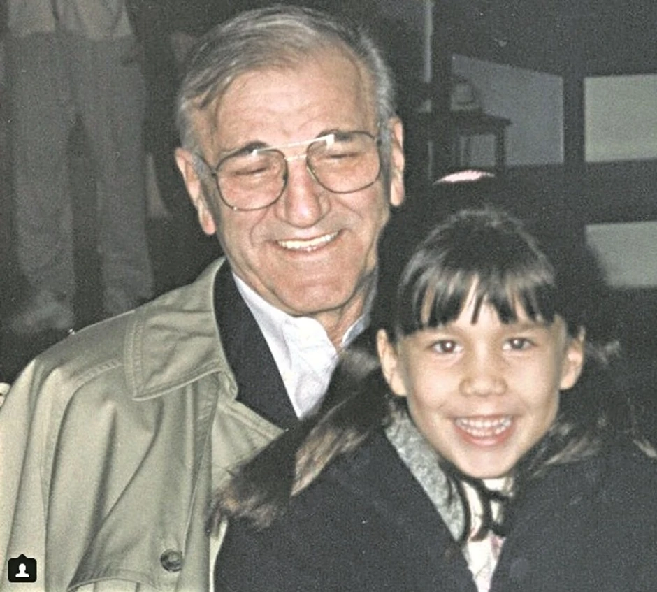 Dina na svoj Instagram profil postavlja fotografije iz detinjstva sa dedom