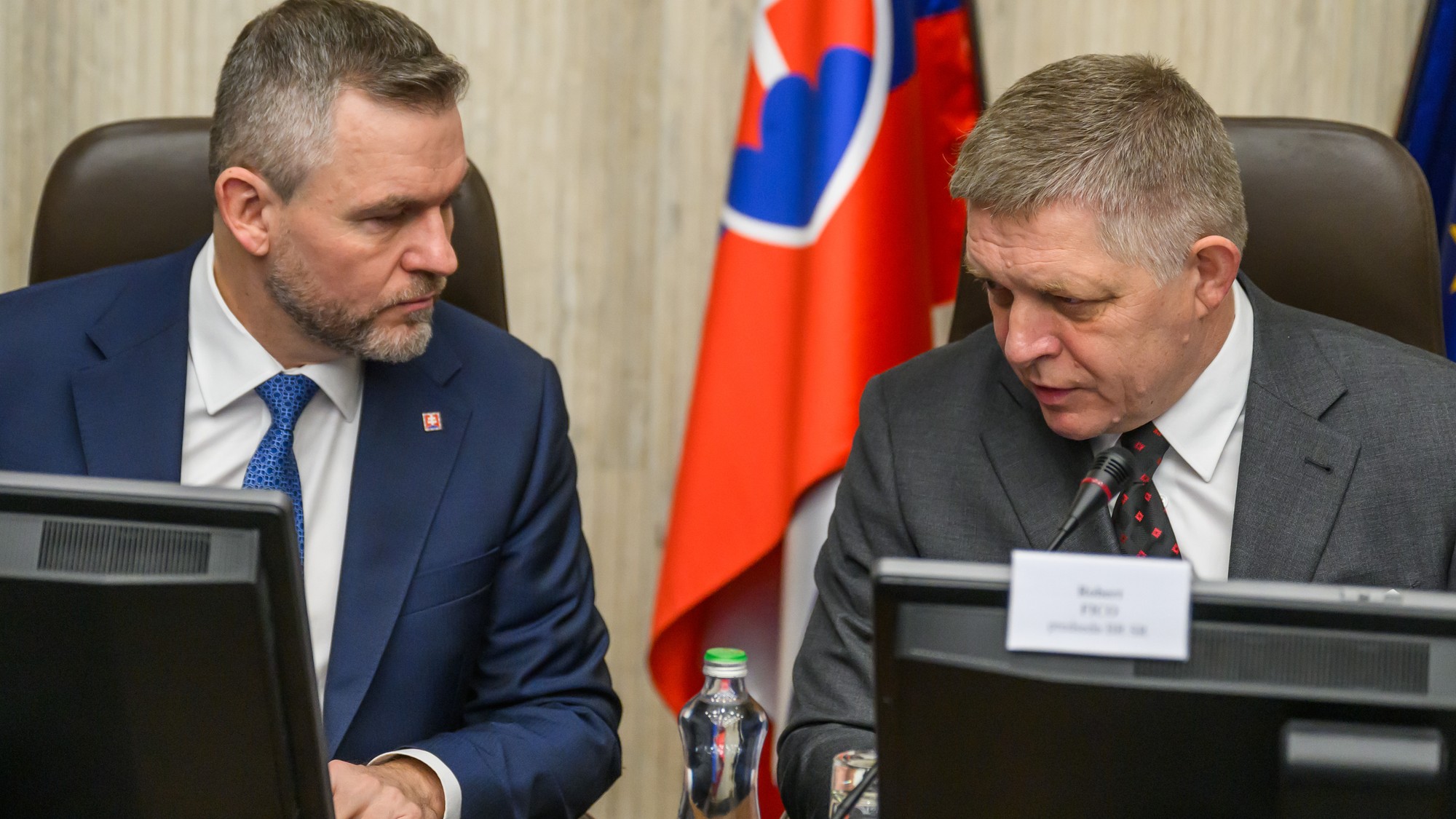 Prezident Peter Pellegrini a premiér Robert Fico počas mimoriadneho zasadnutia Bezpečnostnej rady SR