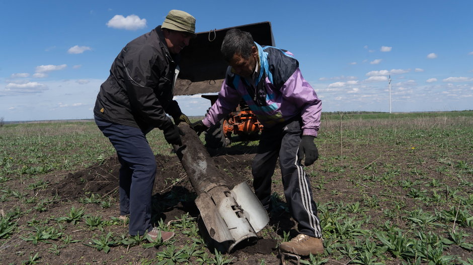 Oczyszczanie pola w obwodzie charkowskim z rosyjskiej amunicji, kwiecień 2024 r.