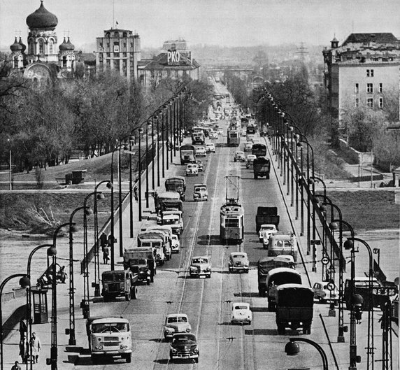 Ruch na trasie W-Z, widok z dzielnicy Praga (lata 60., domena publiczna).