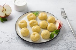 Pyszny obiad na środę. Podajemy przepis, Ty gotujesz. Leniwe knedle z jabłkami