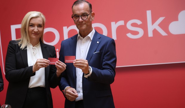 Prof. dr Ivana Stašević Karličić, državni sekretar Ministarstva zdravlja i Ronald Zeliger, Hemofarm sa donorskim karticama
