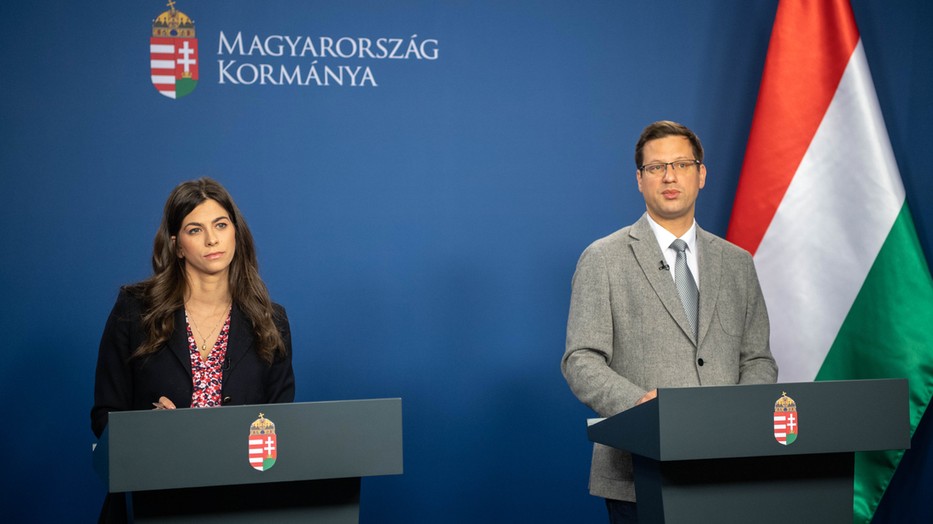 Gulyás Gergely Miniszterelnökséget vezető miniszter és Szentkirályi Alexandra kormányszóvivő / Fotó: MTI/Botár Gergely/kormany.hu