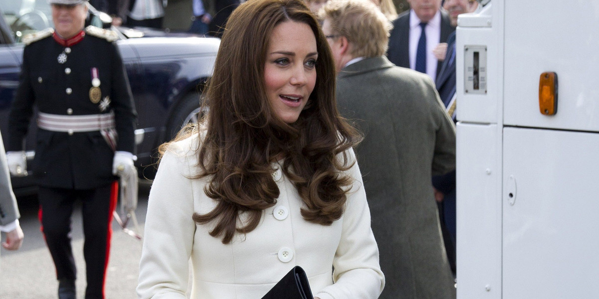 Księżna Kate w białym płaszczyku