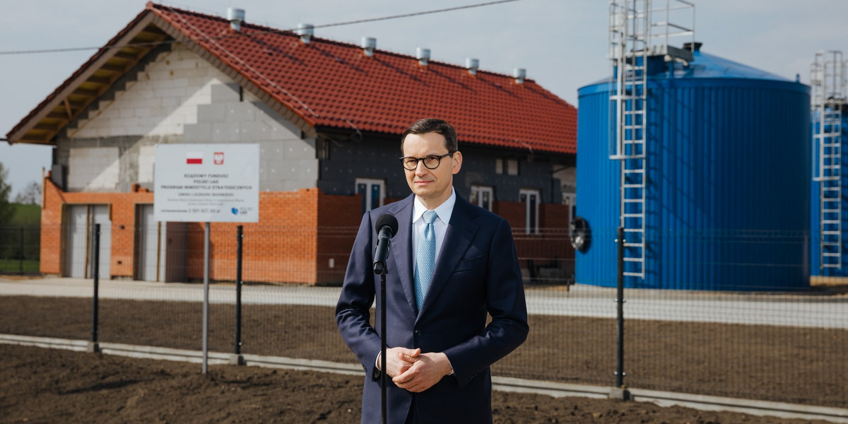 Premier Mateusz Morawiecki na terenie budowy stacji uzdatniania wody w Blankach.