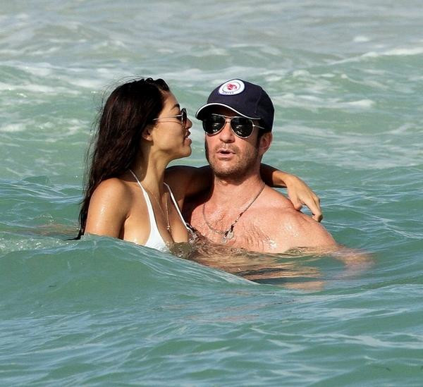 Dylan McDermott z seksowną partnerką na plaży w Miami