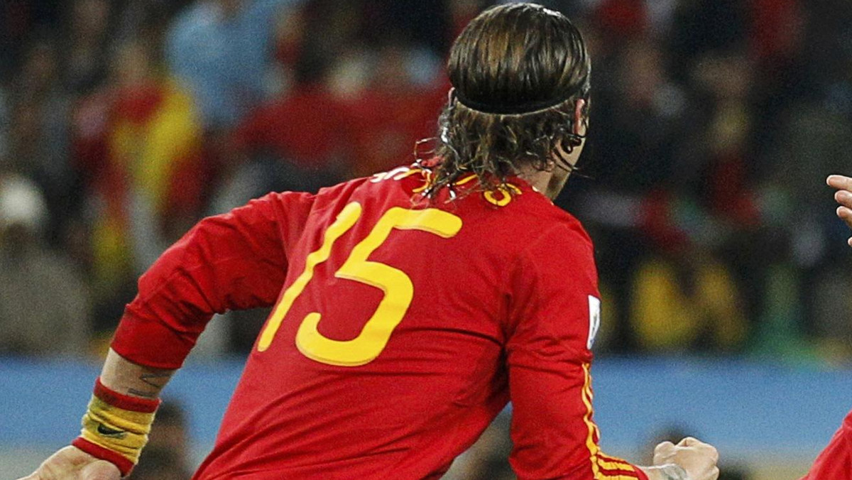 W drugim półfinałowym spotkaniu piłkarskich mistrzostw świata Hiszpania pokonała Niemcy 1:0 (0:0) i awansowała do wielkiego finału, w którym zmierzy się z Holandią. Zwycięstwo La Furia Roja zapewnił Carles Puyol, który popisał się precyzyjnym uderzeniem głową po dośrodkowaniu z rzutu rożnego.