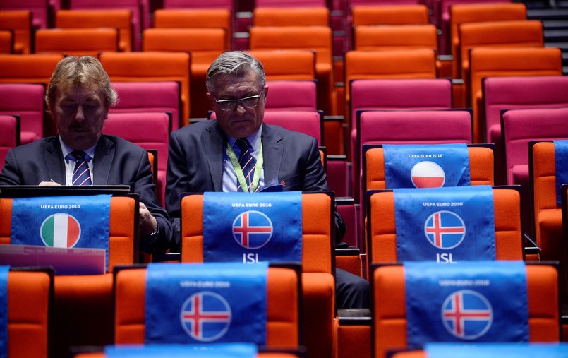 Prezes PZPN Zbigniew Boniek (L) i selekcjoner reprezentacji Polski Adam Nawałka w oczekiwaniu na losowanie grup mistrzostw Europy 2016 w piłce nożnej, które odbędzie się w Palais des Congres de la Porte Maillot w Paryżu