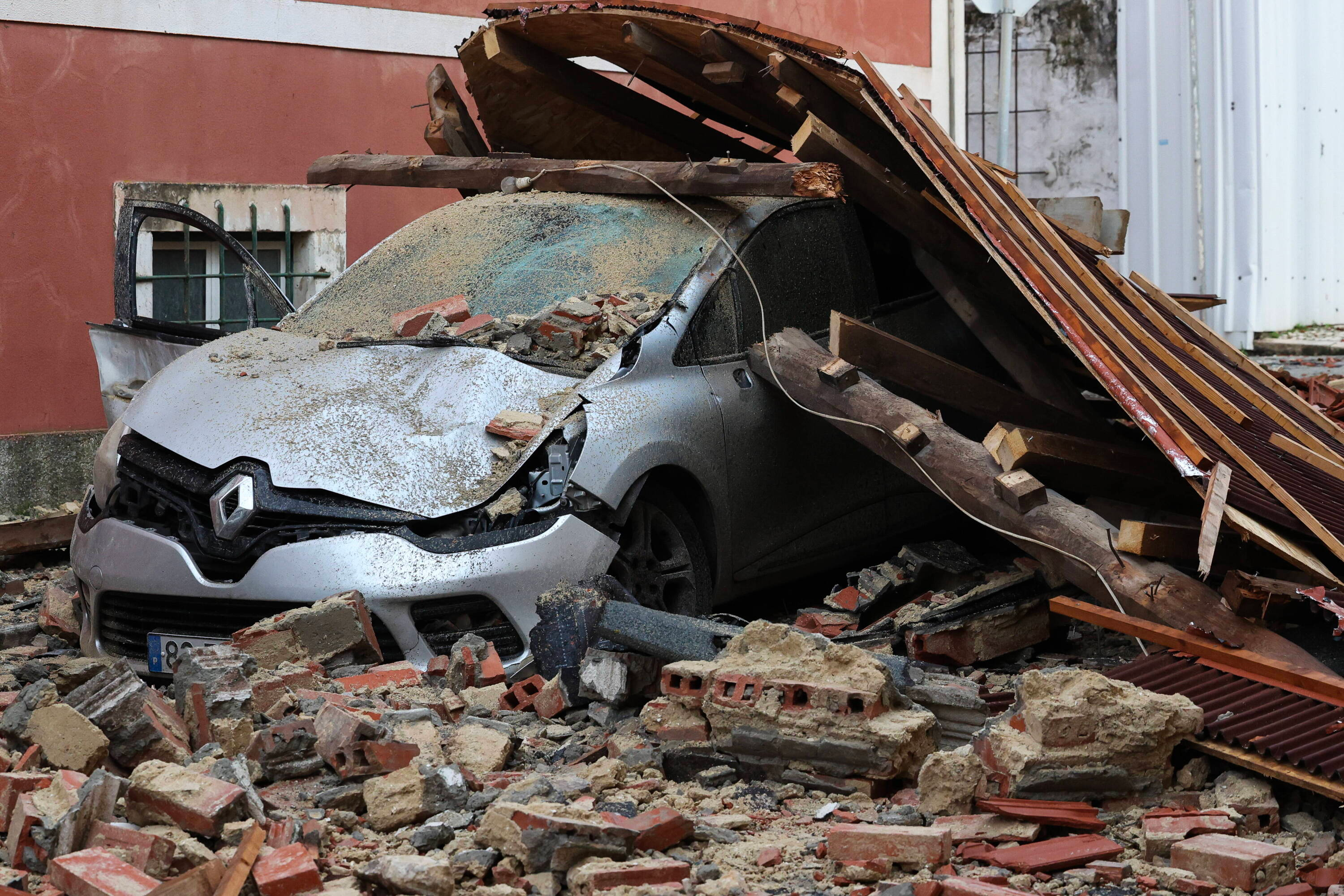 Wichry 178 km/h i setki tysięcy bez prądu: Huragan Kristin zabił sześć osób