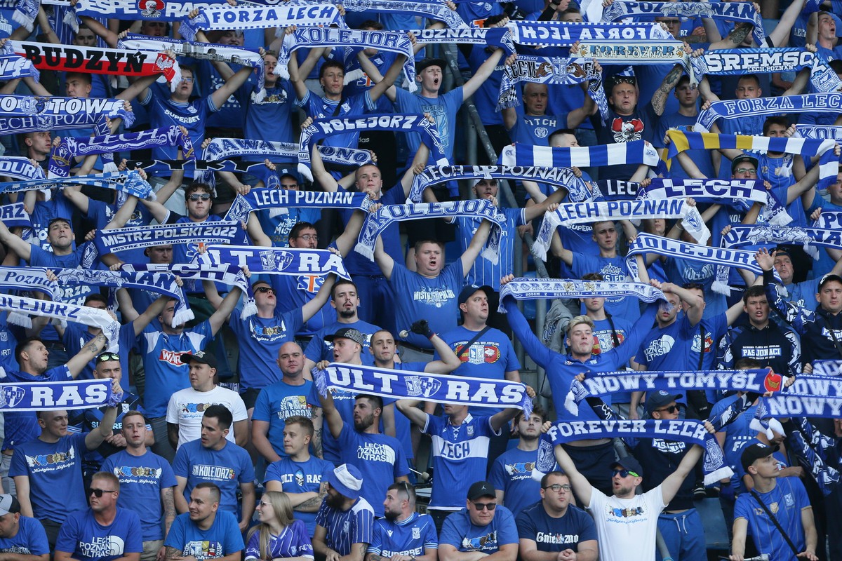 Kibice Lecha Poznań przed meczem piłkarskiej Ekstraklasy z Piastem Gliwice