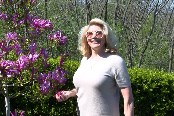 (VIDEO) U NOVOM DOMU SUZANE MANČIĆ U MOŠTANICI Voditeljka kupila stan na Voždovcu, a sada živi u kući bez struje: "Palim sveće i ložim peć"