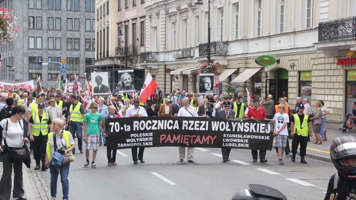 Zadaję oficjalne pytania, na które oczekuję na odpowiedzi od byłego premiera RP, a obecnie przewodniczącego Rady Europejskiej.