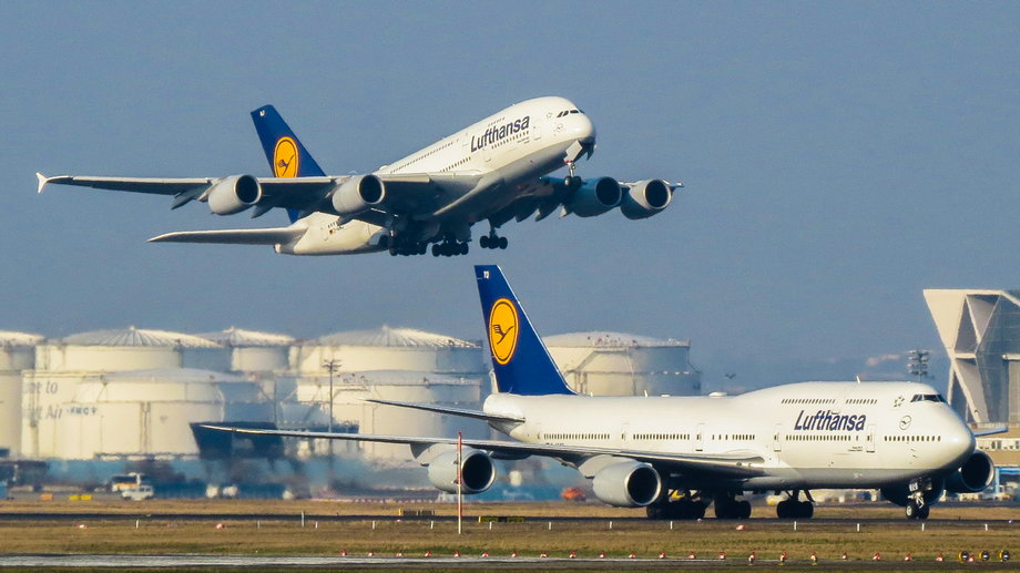 Airbus A380 (w powietrzu) i Boeing 747 linii lotniczych Lufthansa
