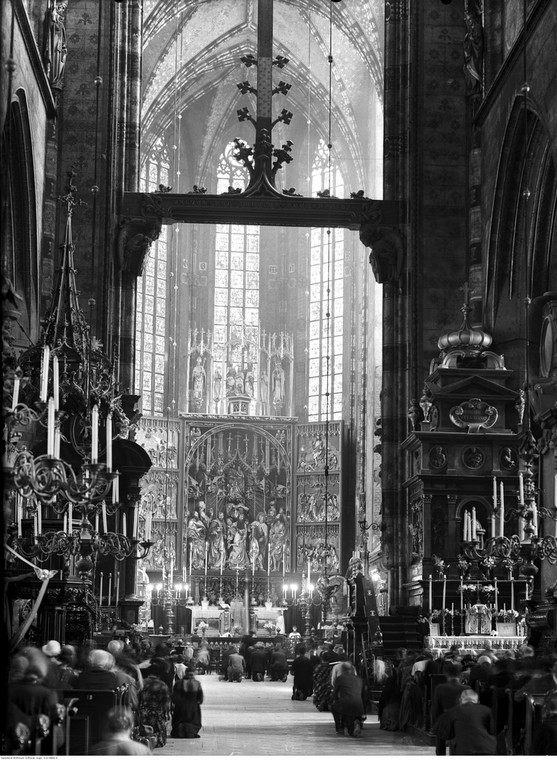 Kościół Wniebowzięcia Najświętszej Marii Panny (Mariacki) przy placu Mariackim w Krakowie. Widok nawy głównej w kierunku prezbiterium z ołtarzem Wit Stwosza