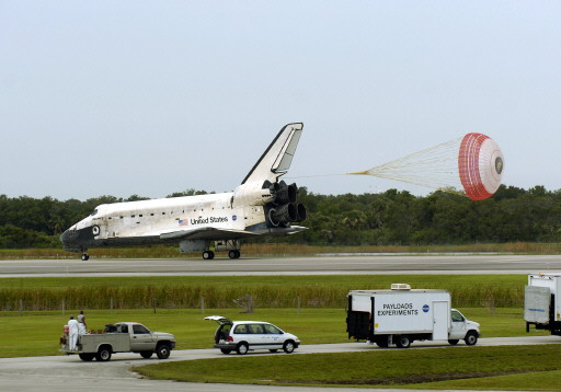 US-SPACE SHUTTLE-DISCOVERY-LANDING