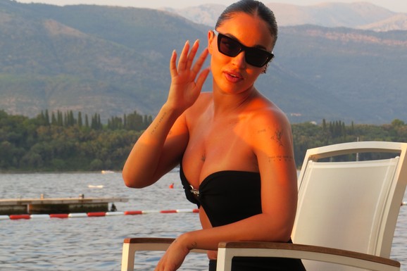 KREĆE NA ČASOVE PEVANJA POSLE 10 GODINA KARIJERE Teodora Džehverović pustila glas i sve snimila: "Zadala sam sebi zadatak" (VIDEO)