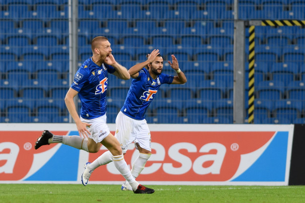 Piłkarze Lecha Poznań Bartosz Salamon (L) i Joao Amaral (P) cieszą się z gola podczas meczu Ekstraklasy z Cracovią