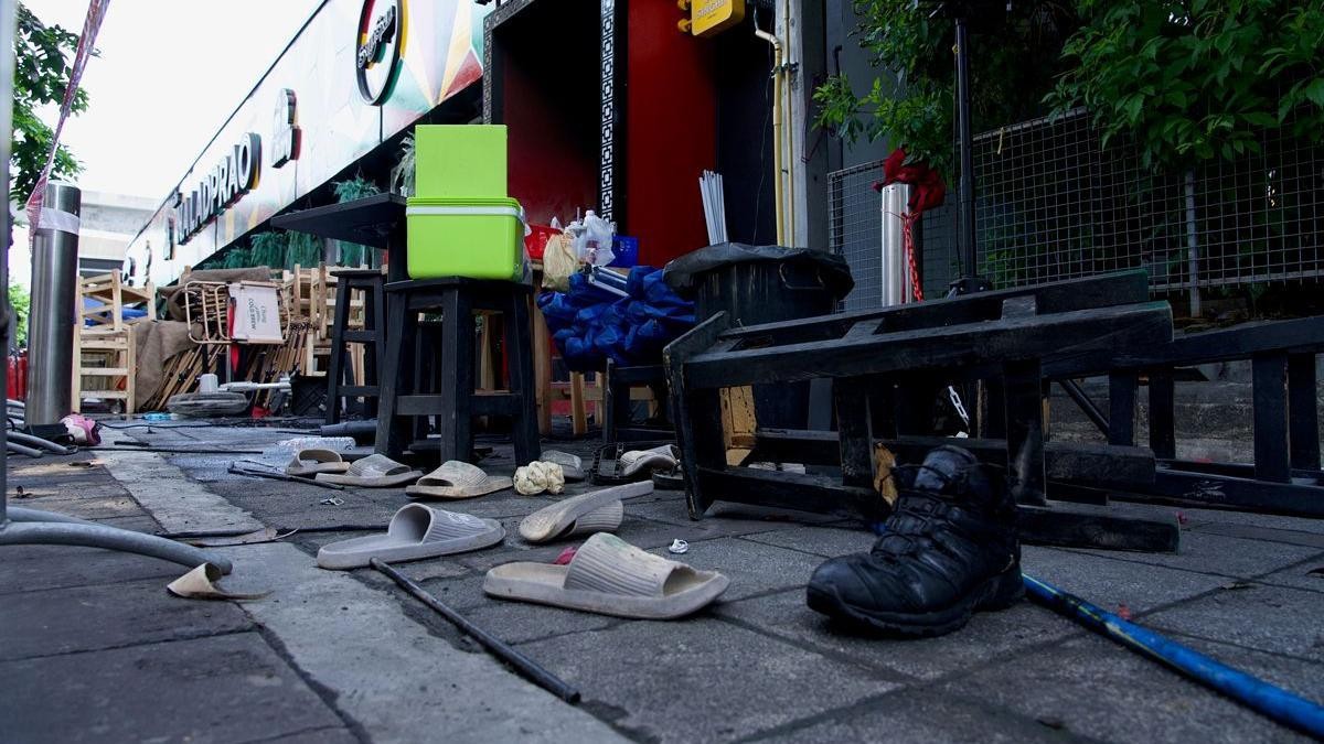 U paničnom begu, mnogi su ostali bez obuće - srceparajući prizor ispred popularnog ugostiteljskog objekta u Bangkoku | Foto: BBC/Lulu Luo