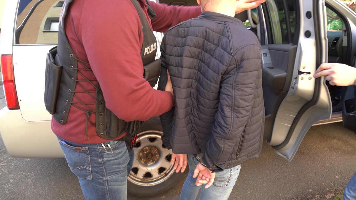 Z ustaleń bydgoskich śledczych wynika, że profesjonalny fotograf mody zrobił sobie stałe źródło dochodu z prostytuowania się kobiet, które uwieczniał na zdjęciach. Zgromadzili w tej sprawie tak dużo dowodów, że sąd przystał na ich wniosek o tymczasowe aresztowanie.