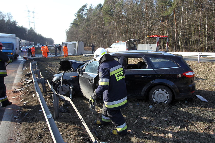 Preczów. Zderzenie ciężarówki z osobowym fordem 