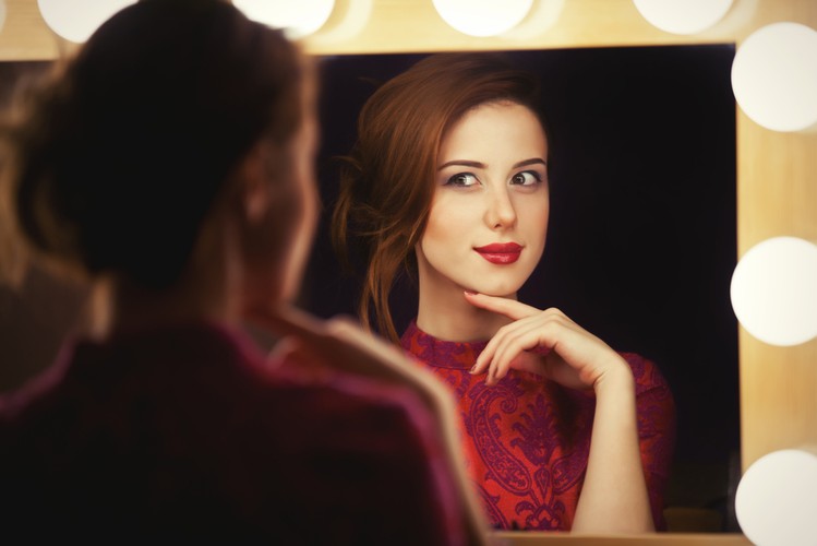 Rosjanie świętują najdłużej. Obchody trwają od 7-18 stycznia ale najważniejsza jest noc z 18 na 19. Właśnie wtedy przy użyciu dwóch luster można poznać twarz wybranka.